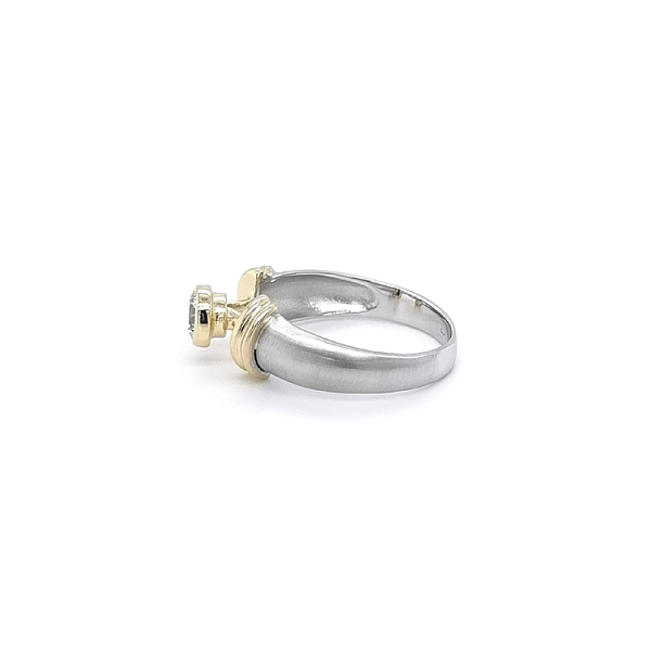 Ring with Zircon made of Combination Gold