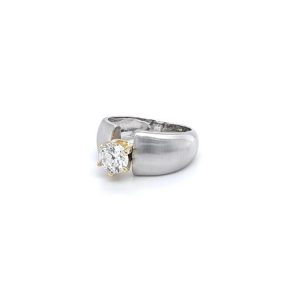Engagement Ring with Zircon made of Combined Gold