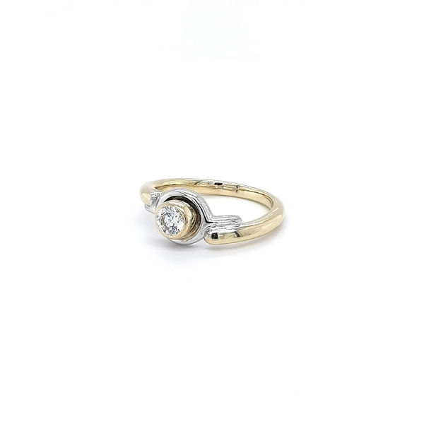 Ring with Zircon made of Combination Gold
