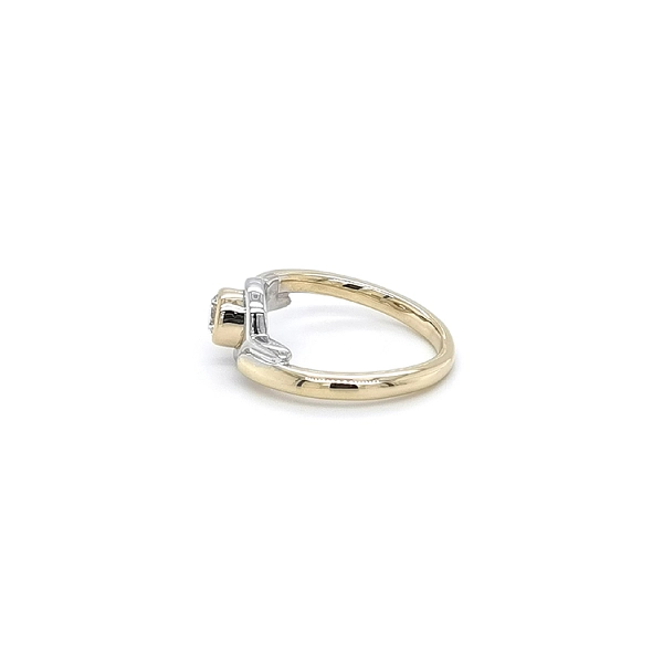 Ring with Zircon made of Combination Gold
