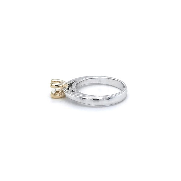 Engagement Ring with Zircon made of Combined Gold