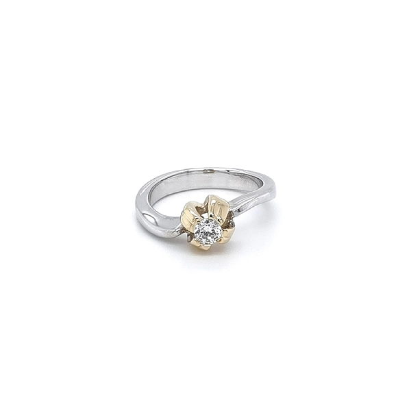 Ring with Zircon made of Combination Gold