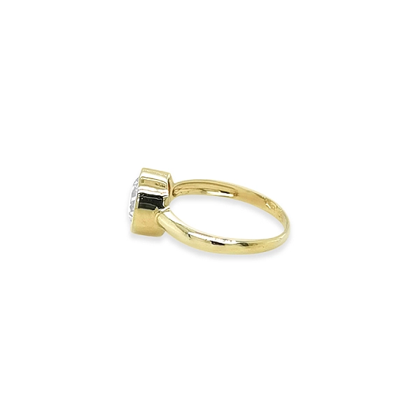 Gold engagement ring with cubic zirconia