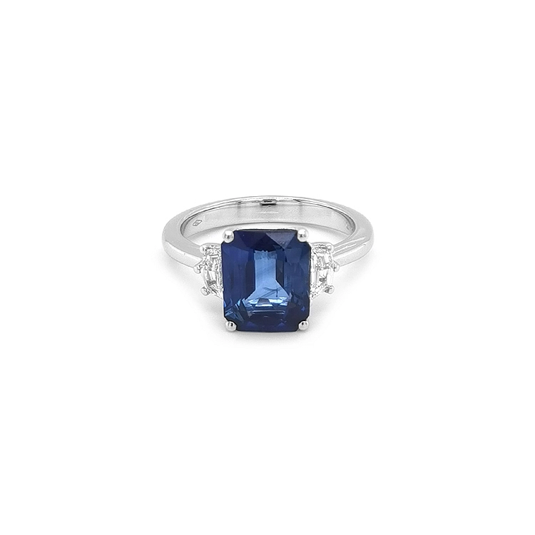 Gold Ring with Sapphire and Diamonds