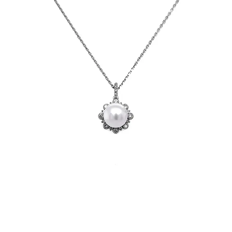 Zlatý Přívěsek s Přírodní Perlou a Diamanty