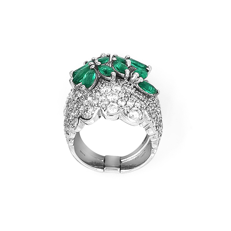 detail Zlatý Prsten se Smaragdy a Diamanty