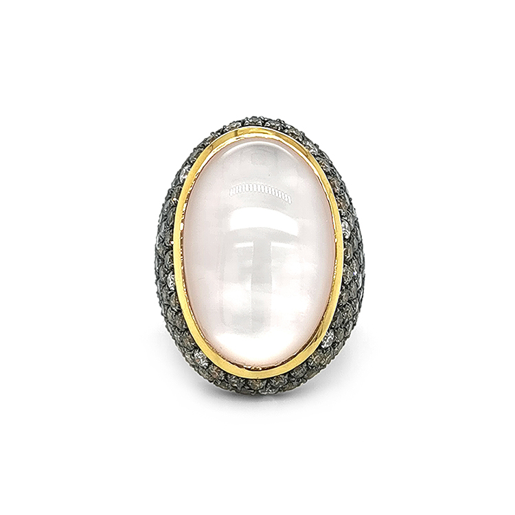 detail Zlatý Prsten s Perletí, Quartzem a Barevnými Diamanty