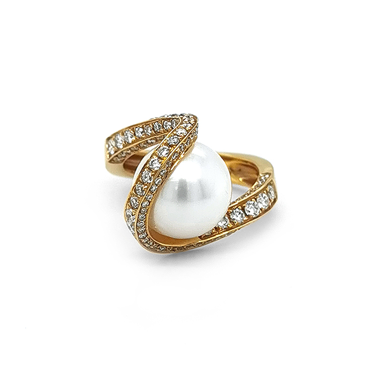 detail Zlatý Prsten Přírodní Perla a Diamanty