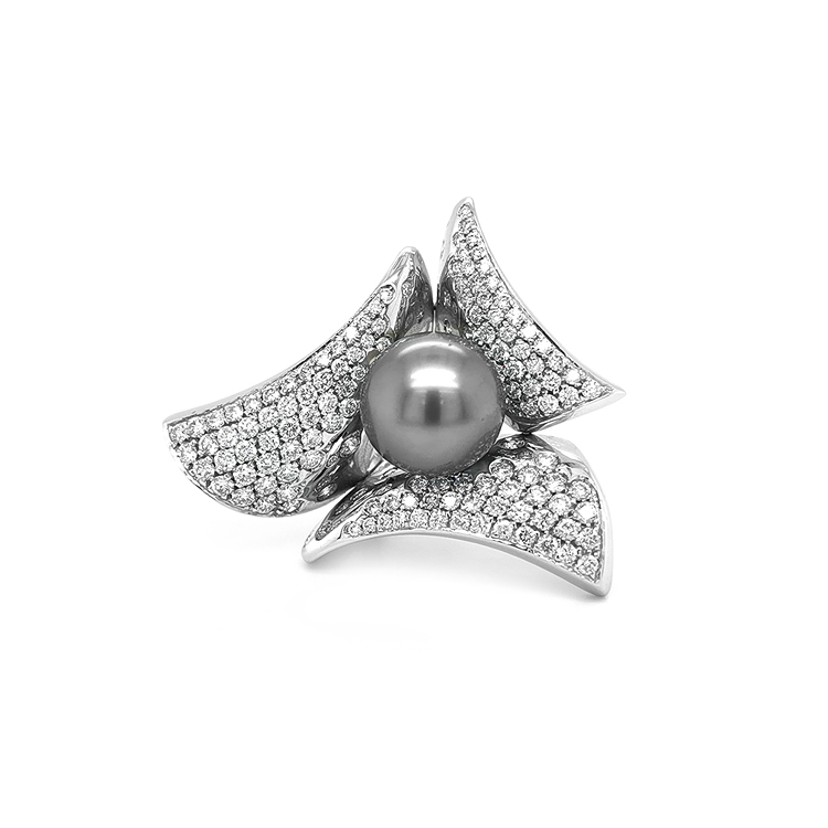 detail Zlatý Prsten s Přírodní Perlou a Diamanty