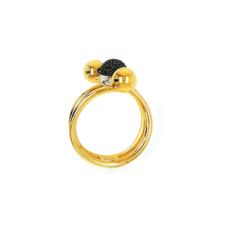 detail Zlatý Prsten s Čerými Diamanty