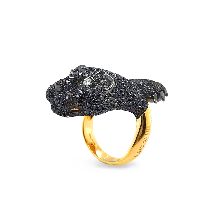 detail Zlatý Prsten s Černými a Bílými Diamanty