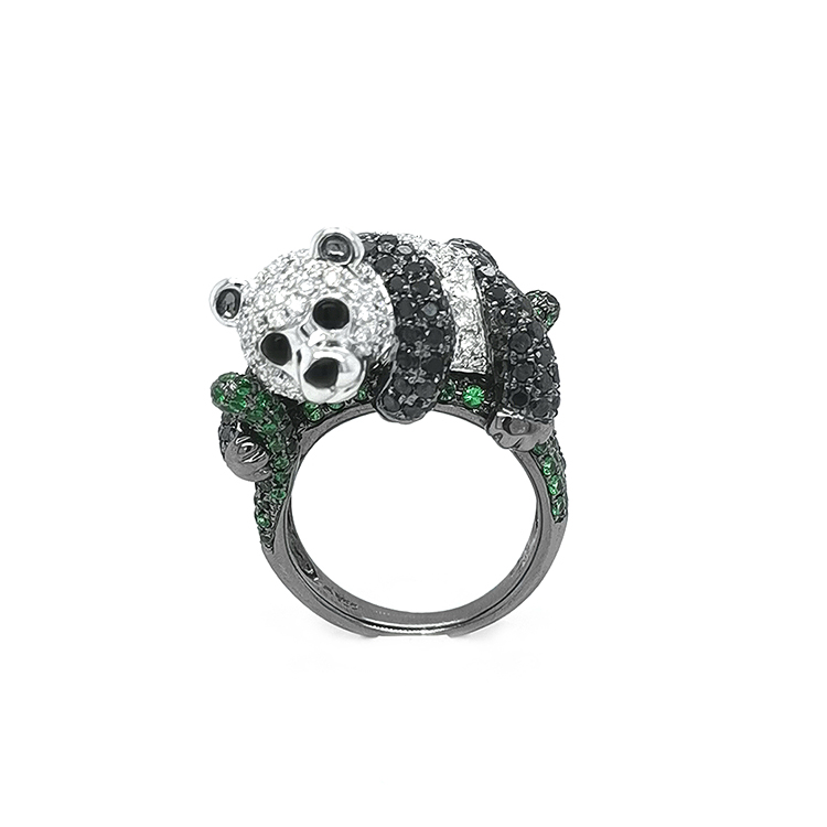 detail Zlatý Prsten se Zelenými Granáty, Černými a Bílými Diamanty