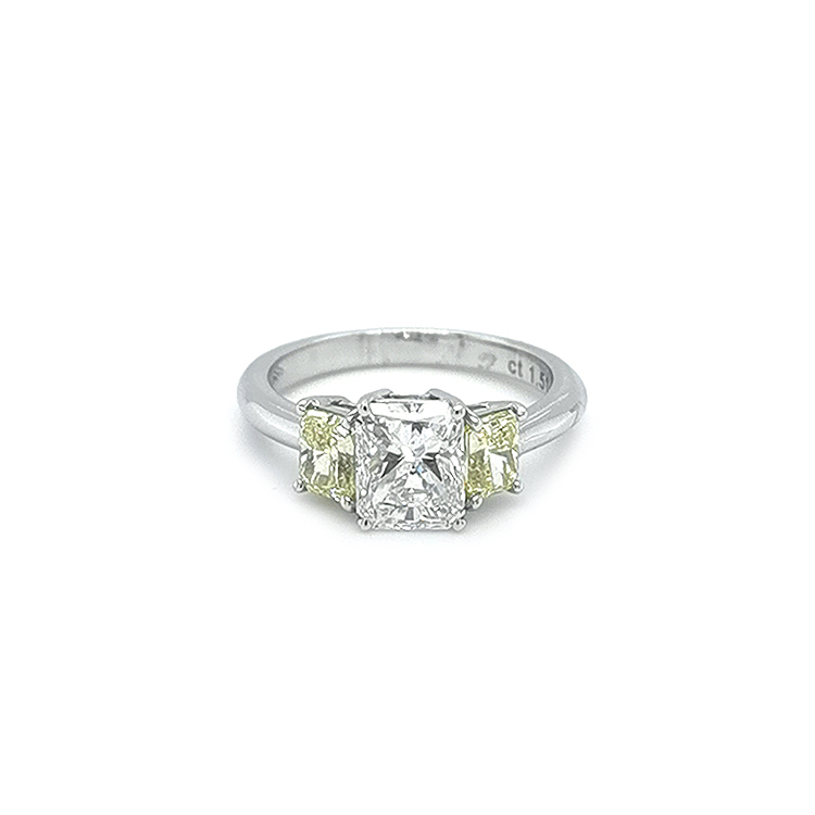 detail Zlatý Prsten s Žlutými a Bílými Diamanty